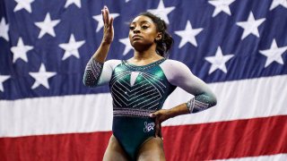 Simone Biles Owns NFL Boyfriend Jonathan Owens in Rope Climbing Contest –  NBC New York