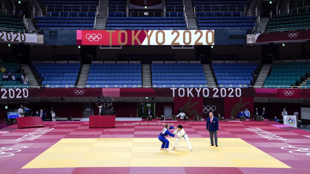 Lin Chen-hao, center right, of Taiwan, and Shira Rishony, of Israel, compete in a women's 48-kg match