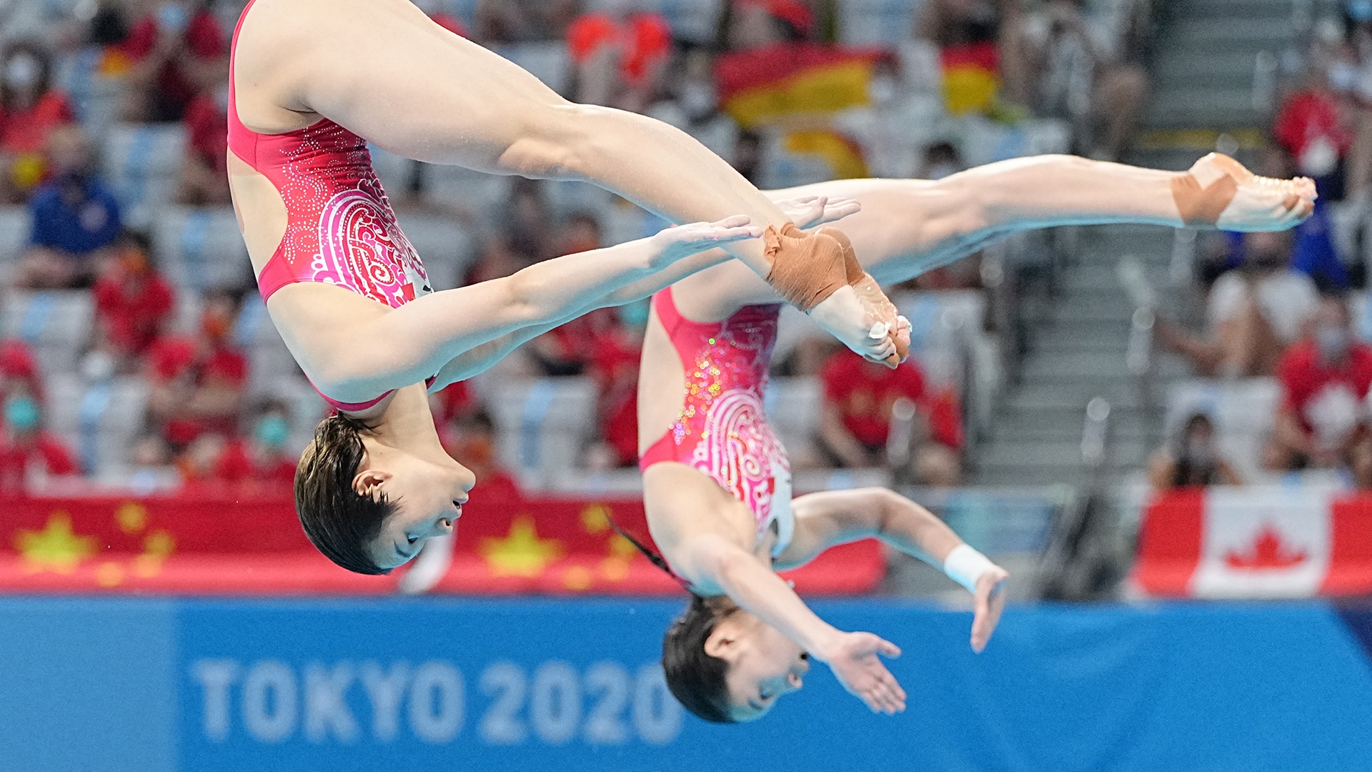 China Pair Wins Women’s Synchro Springboard Gold, First of Possible