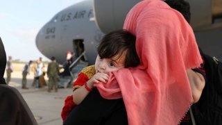 Refugiados afganos esperan a ser evacuados