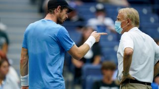 Andy Murray complains to referee