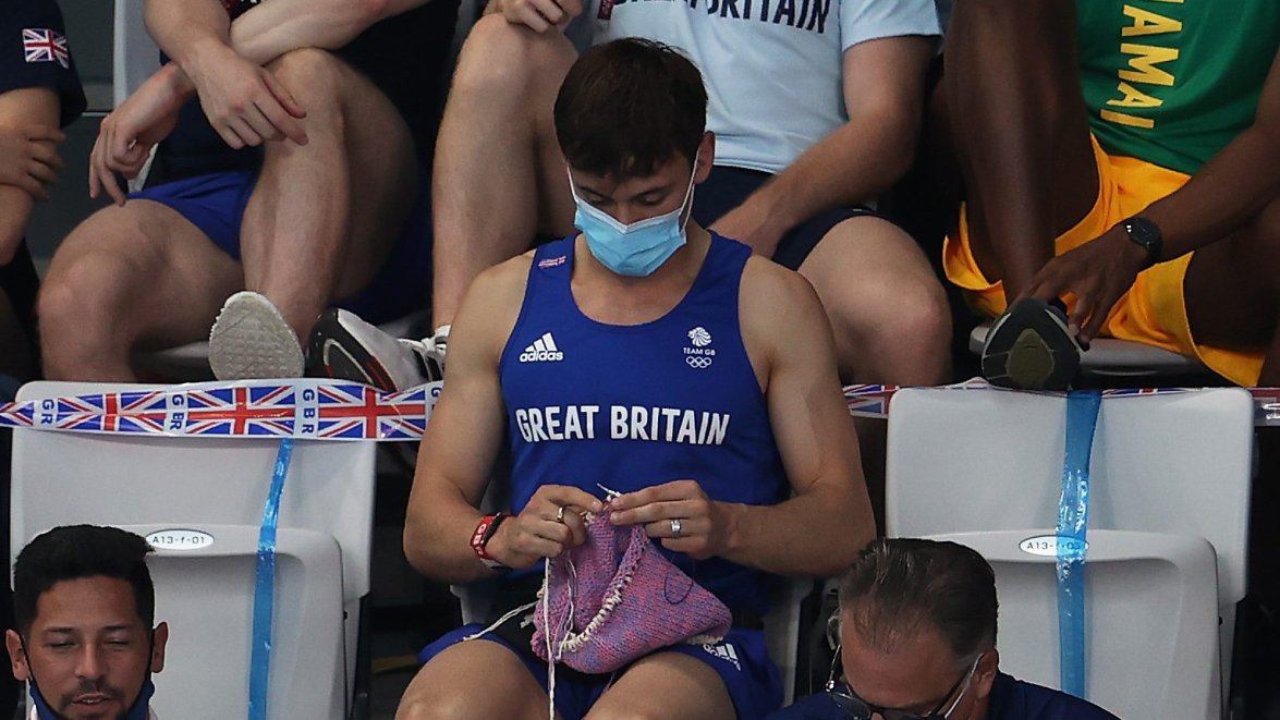 Olympian Tom Daley knitting again as he cheers on teammates – NBC New York