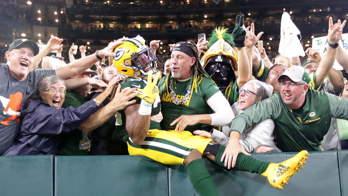 Packers' Aaron Jones Scores TD and Celebrates by Showing Off Logo Necklace