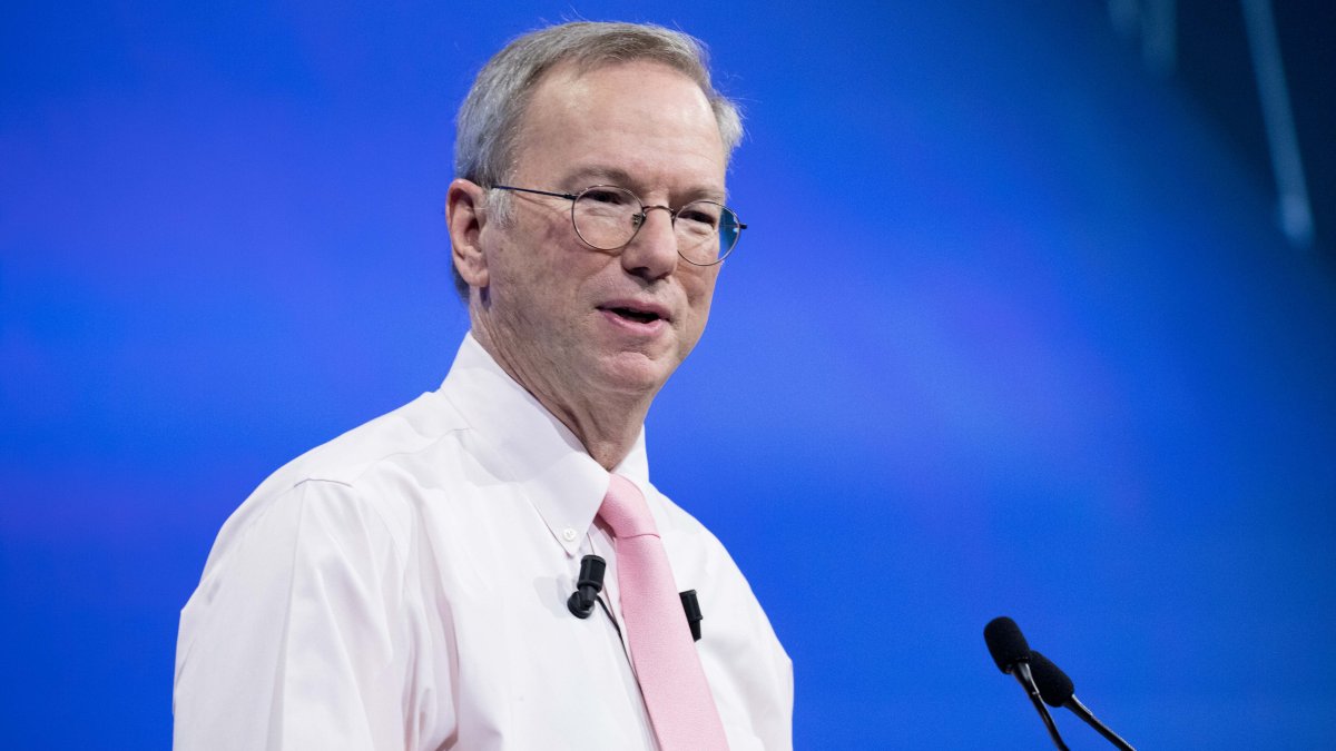 Former Google CEO Sounds Skeptical That Facebook Will Build the Metaverse - Vimarsana News