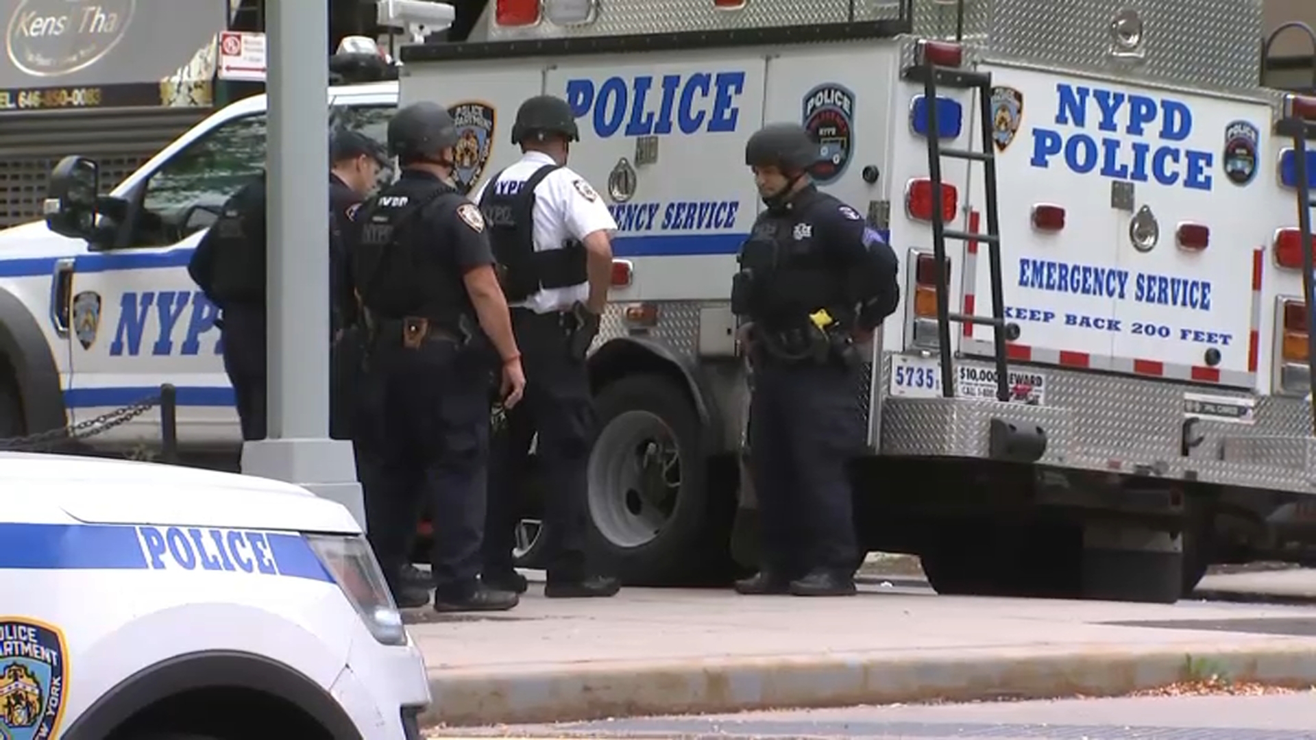 Shots Fired at Police in Manhattan Standoff Situation – NBC New York