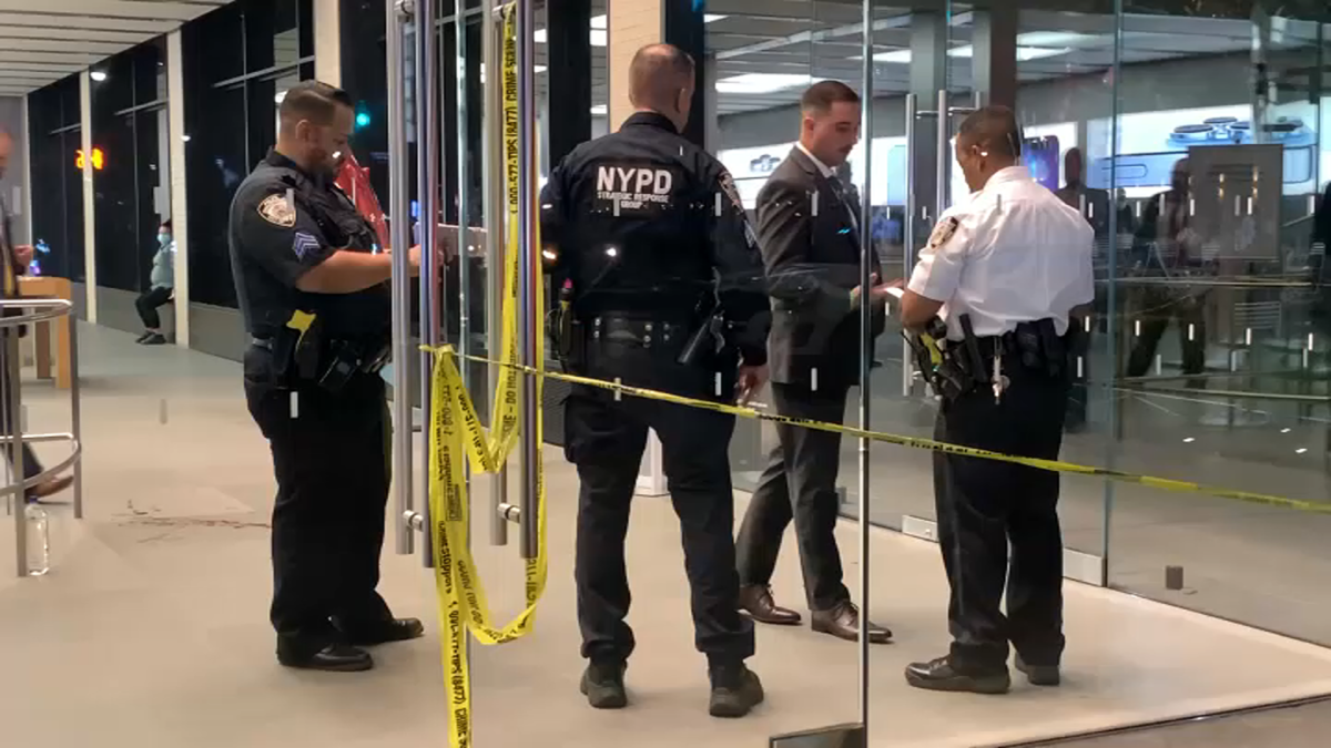 Security Guard for NYC Apple Store Stabbed Over Mask Policy: Police