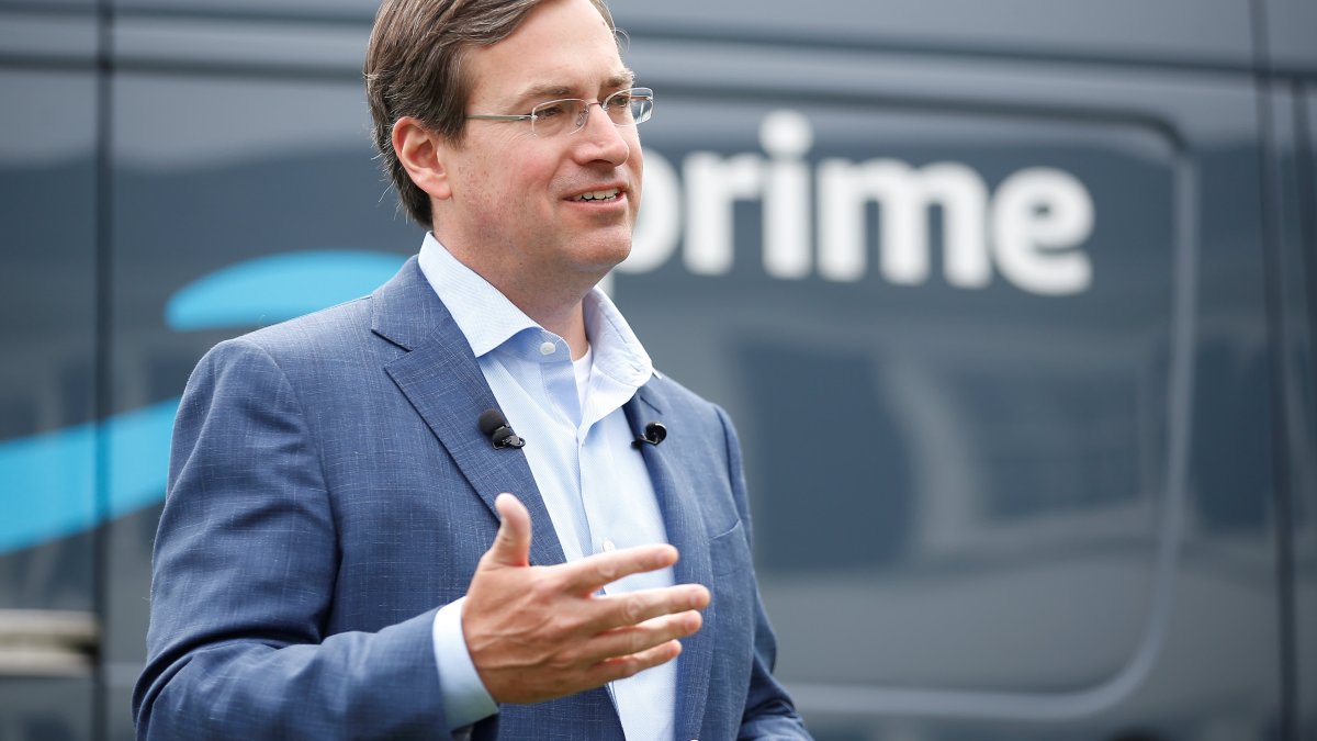 Amazon Poised to Pass UPS and FedEx to Become Largest U.S. Delivery Service by Early 2022, Exec Says - Vimarsana News