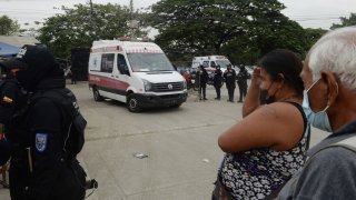 An Ambulance leaves the Litoral penitentiary