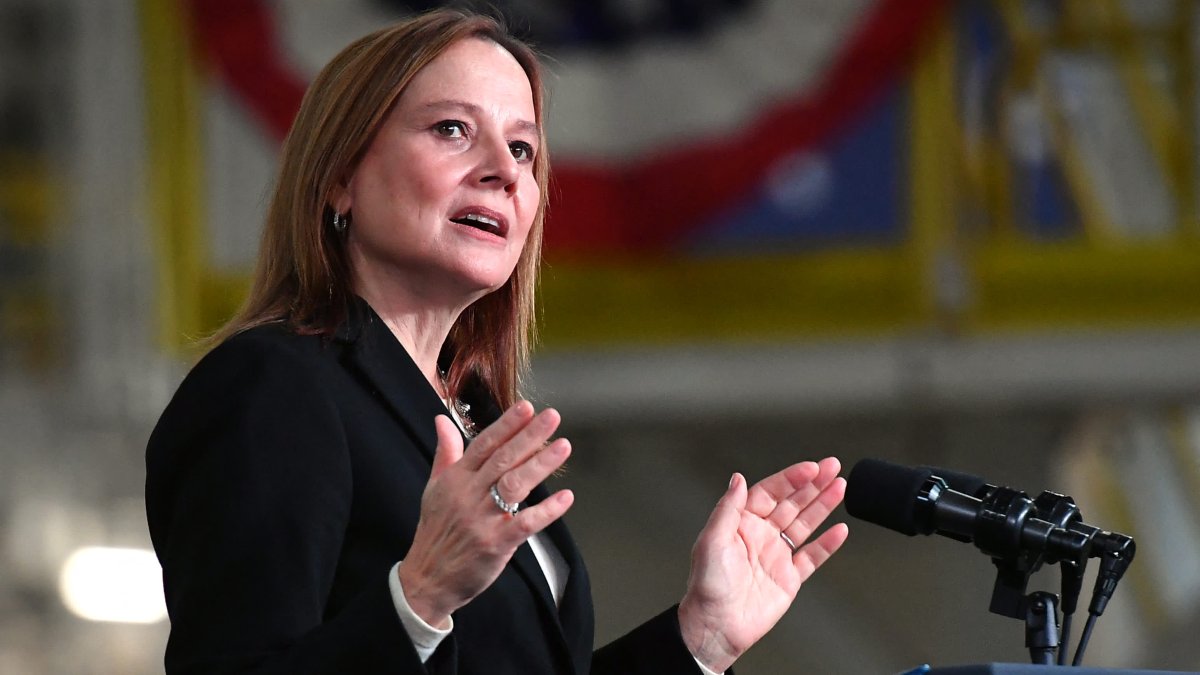 UAW justifies wage demands by pointing to CEO pay raises – NBC New York - Vimarsana News