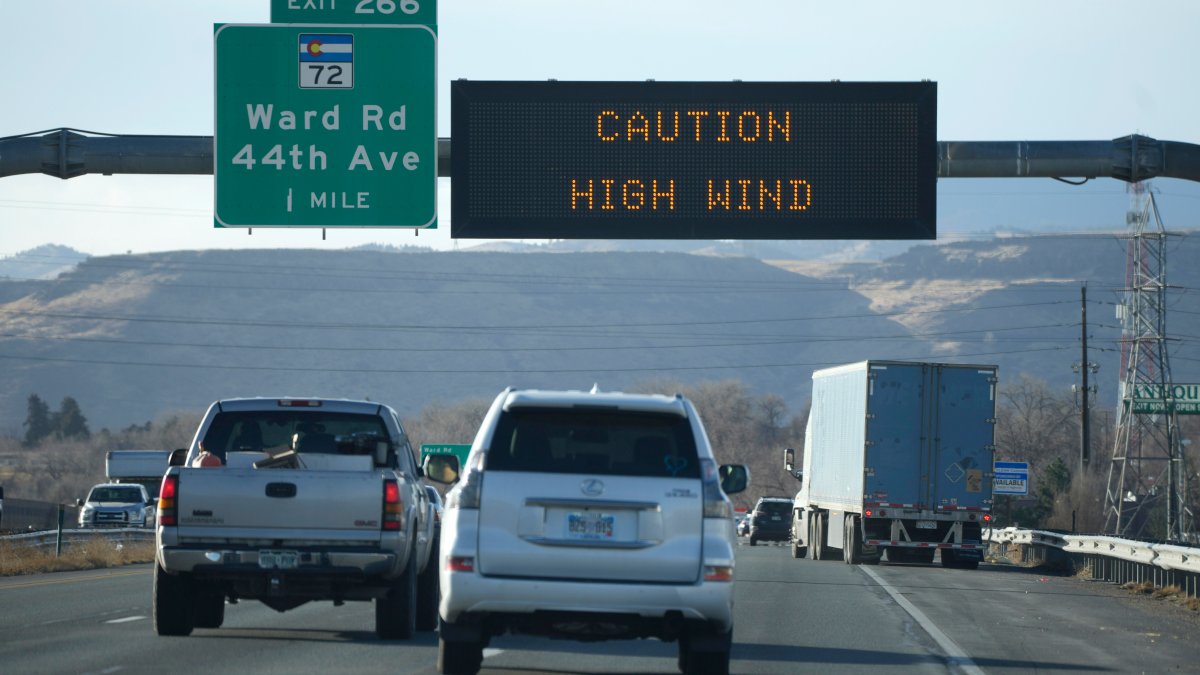 Strong Winds in Midwest Whip Up Dust, Blow Over Semitrailers – NBC New York