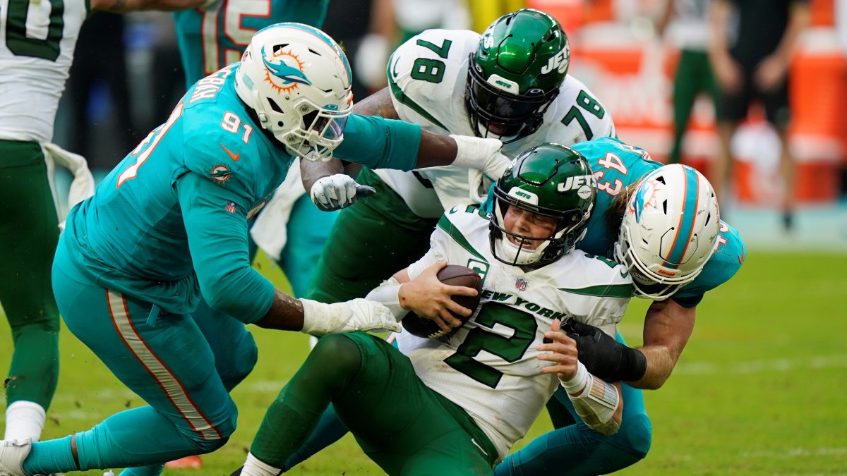 Hurricane great Duke Johnson stars in Dolphins' 6th straight win