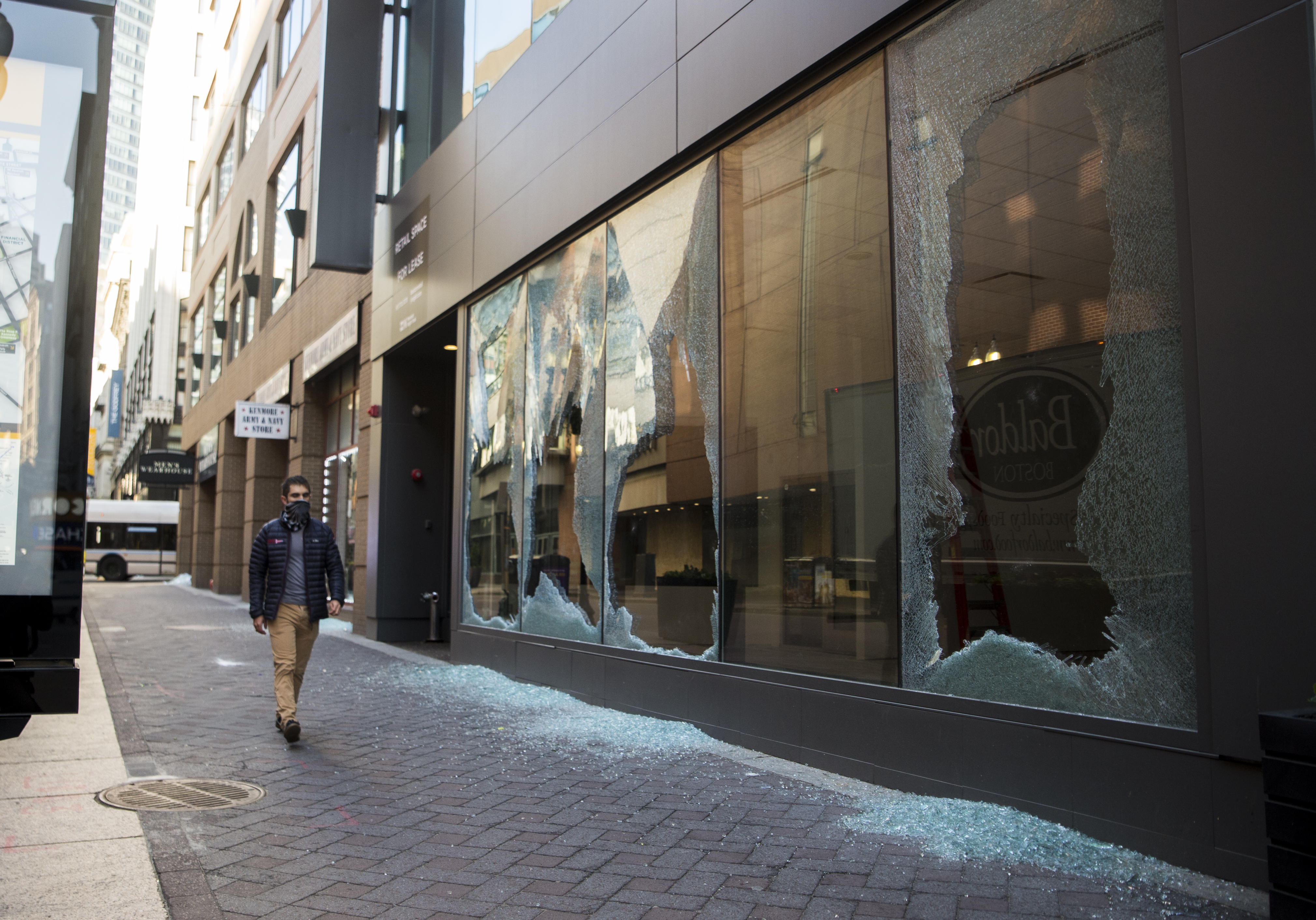 Gang Of Thieves Swarms Louis Vuitton Store, Swipes $100,000+ In Handbags