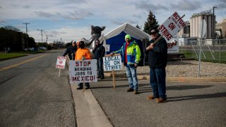 workers strike outside the Kellogg plant