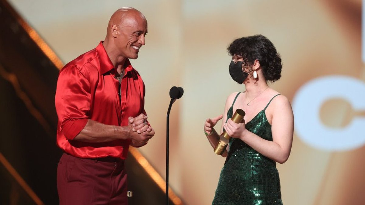 Dwayne Johnson His Gifts PCA Award to Make-a-Wish Recipient – NBC New York