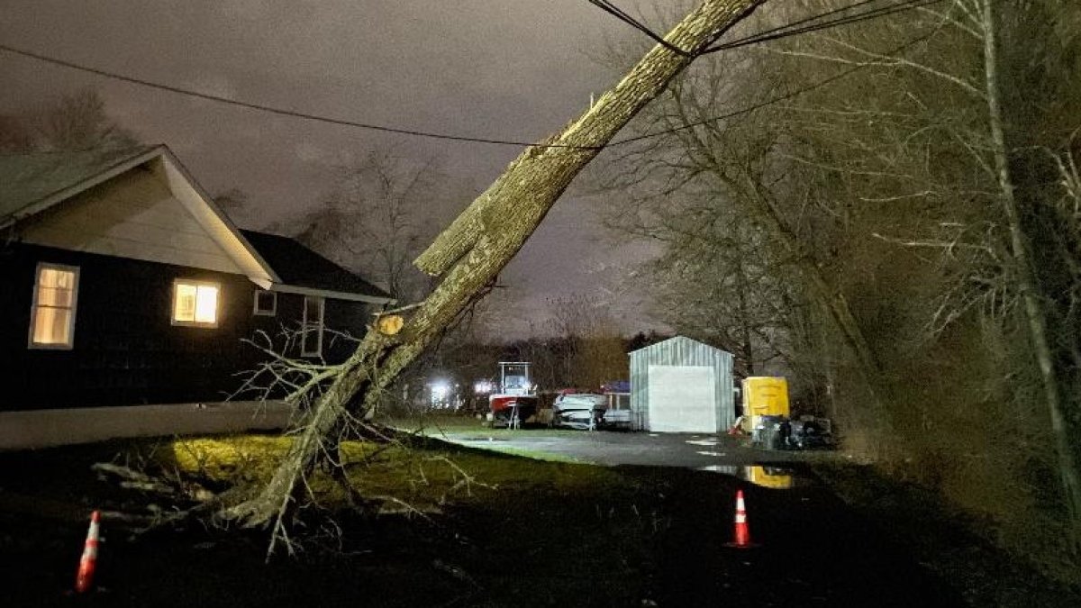 Strong Winds Knock Out Power to Thousands in Western NY – NBC New York