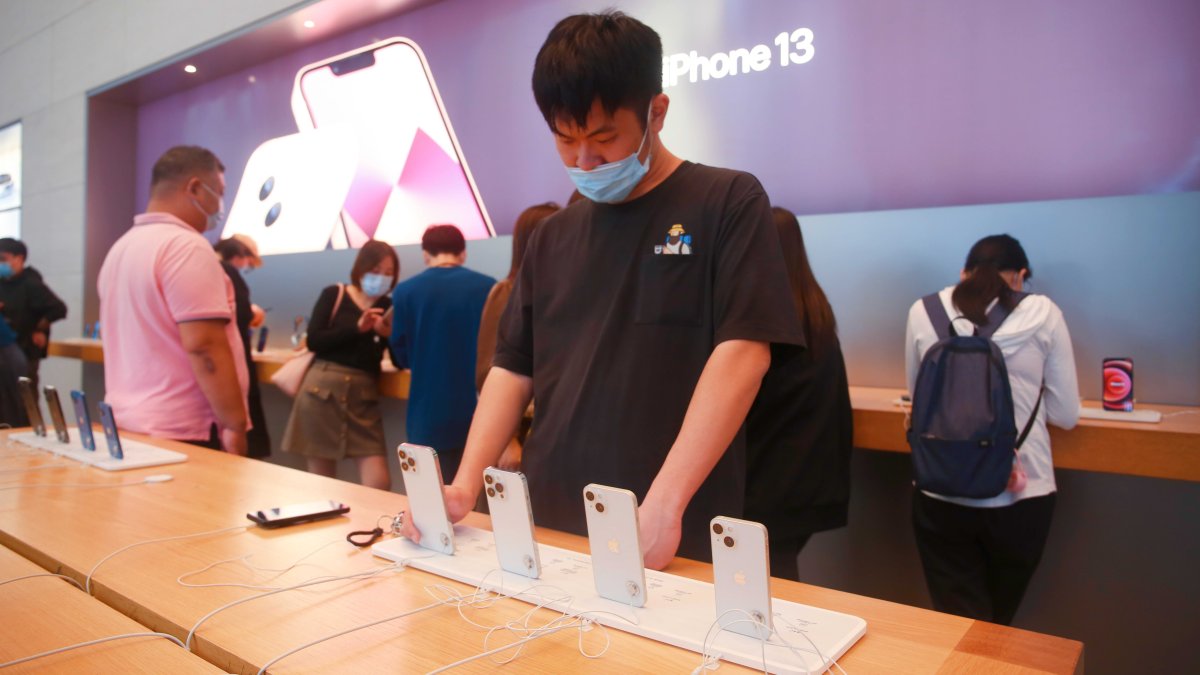 Apple Reclaims No. 1 Spot in China, Hits Record iPhone Market Share in the Fourth Quarter - Vimarsana News