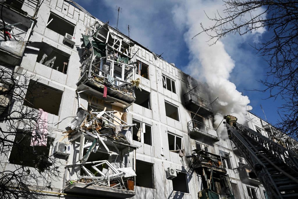 24 25 26 апреля. Разрушенное здание. Разрушенные здания в Донецке. Взрыв здания. Разокшеннын здания на Украине.