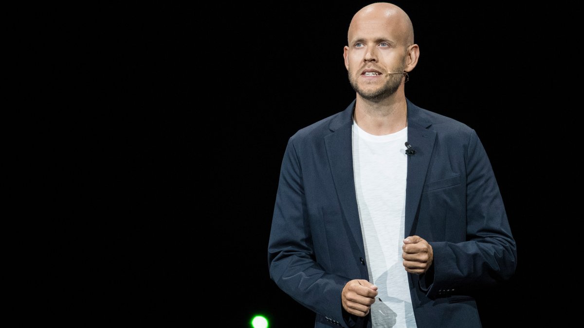Spotify CEO Apologizes but Backs Rogan After racial Slur Episodes Removed – NBC New York - Vimarsana News