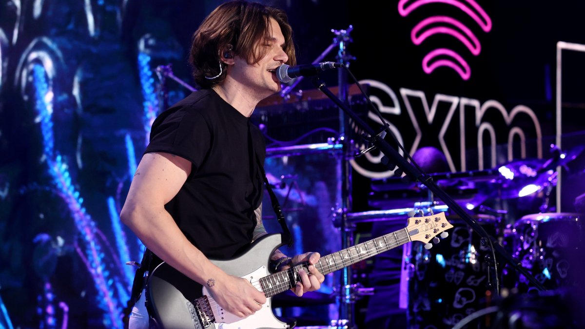 John Mayer Pauses Small Stage Concert to Help Concertgoer - Vimarsana News