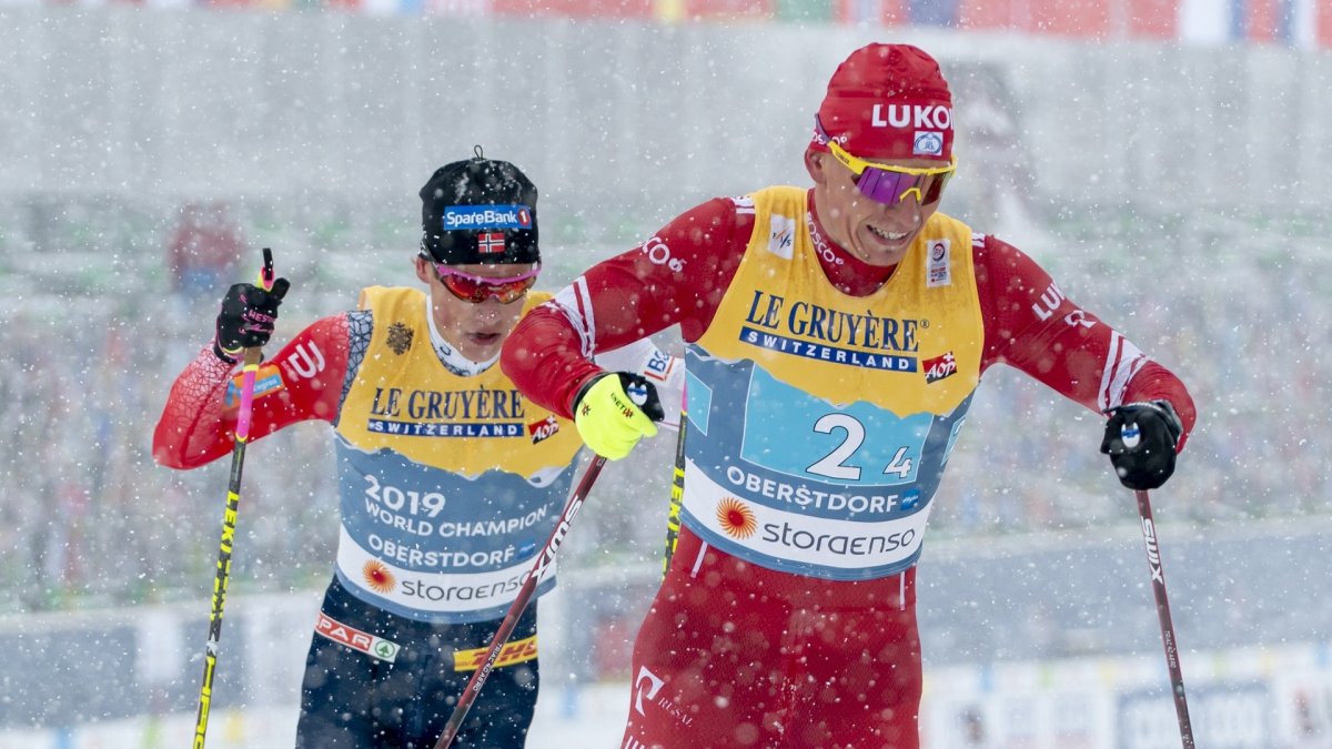 Лыжные гонки расписание трансляций по телевизору сегодня. Йоханнес Клебо гонки тур де ски. Клебо и Большунов. Йоханнес Клэбо 2021.