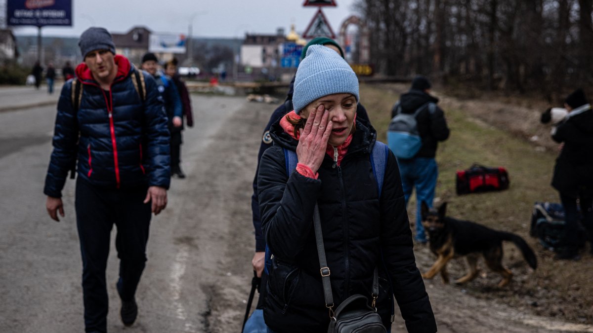 Civilians Flee Embattled Ukraine City as Number of Refugees Hits 2 ...