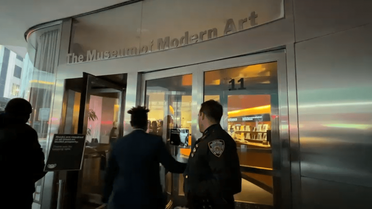 Un ancien membre du musée attaque 2 travailleurs – NBC New York