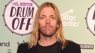 Travis Barker, Other Stars Pay Tribute to Late Foo Fighters Drummer Taylor  Hawkins