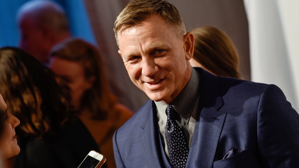 Daniel Craig Contracts COVID-19, Canceling Broadway 'Macbeth' Performance – NBC New York - Vimarsana News