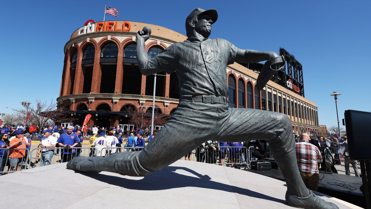 Larger than life: Mets unveil Seaver statue at Citi Field