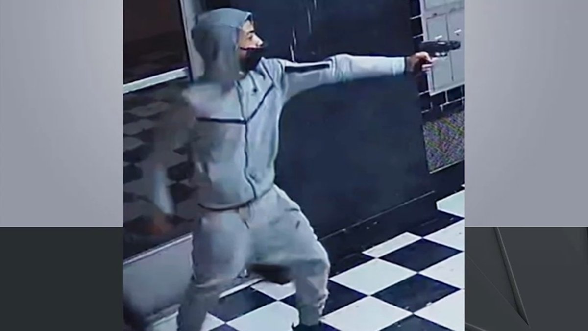 Delivery Worker Robbed of a Week's Pay in Pistol-Whip Ambush at NYC Apartment - Vimarsana News