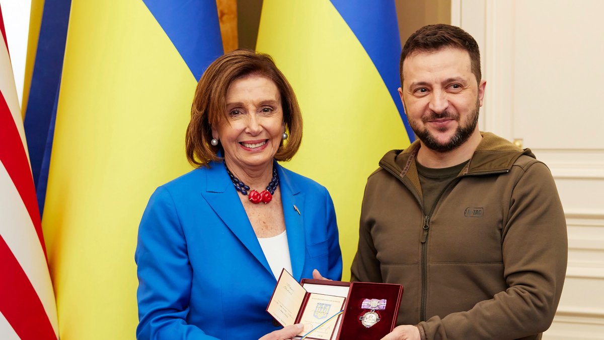 Nancy Pelosi Visits Kyiv, Meets With Ukraine President – Gadget Clock