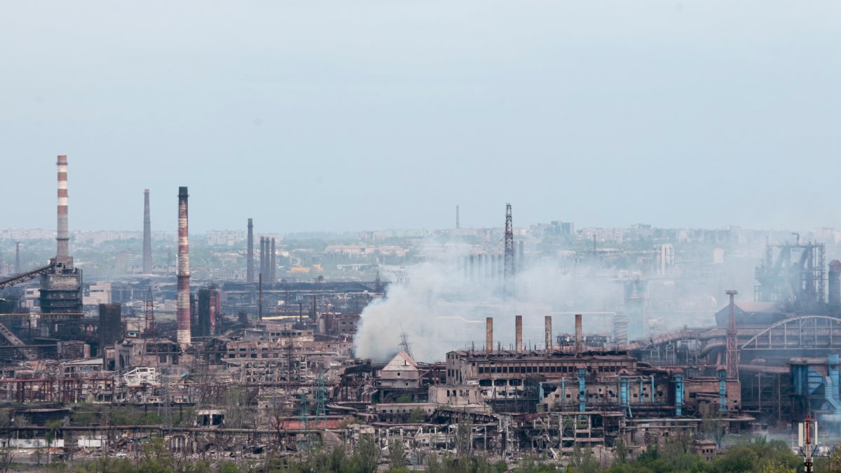 Evacuation Efforts Go on at Sprawling Ukrainian Steel Mill – Gadget Clock