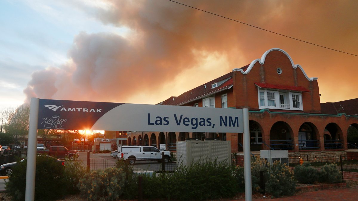 Strong Winds Batter New Mexico, Complicating Wildfire Fight - Vimarsana News