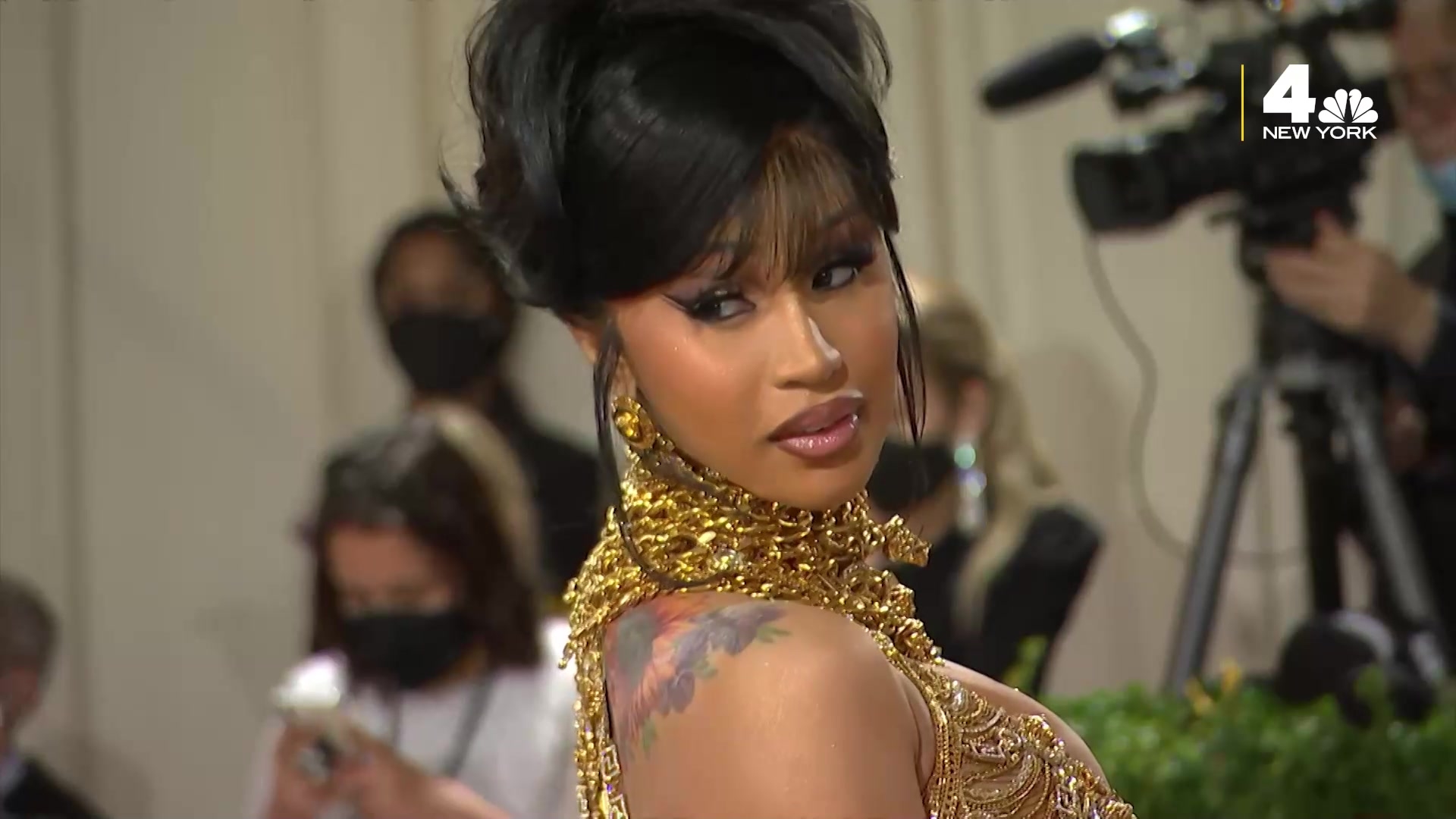 Cardi B in Versace Chain Gown at the 2022 Met Gala: Details, Photos – WWD