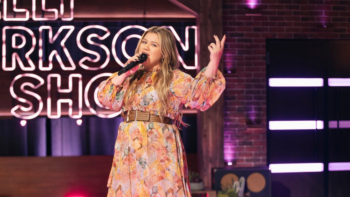 Kelly Clarkson Will Release an Album of 'Kellyoke' Covers — Here Are the Songs – NBC New York - Vimarsana News