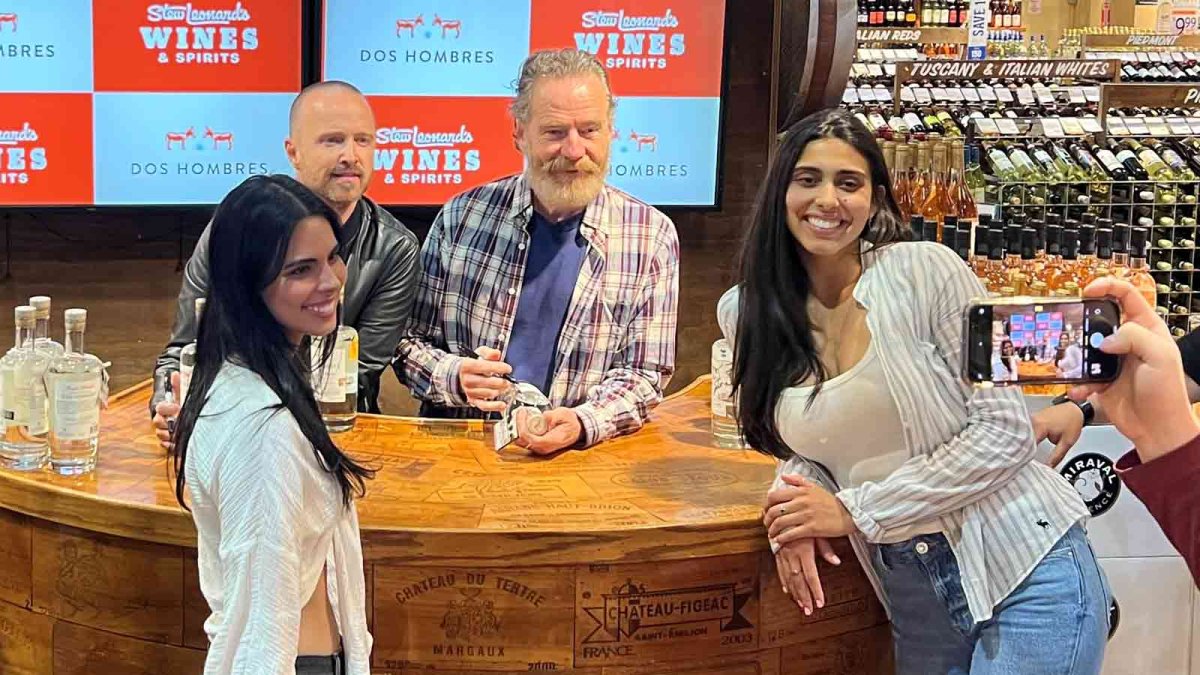 Bryan Cranston and Aaron Paul of 'Breaking Bad' Spend Day Meeting Fans in Connecticut – NBC New York - Vimarsana News