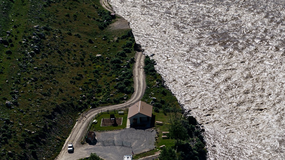 Yellowstone Flood Causes Gateway Towns to Become Dead Ends – NBC New York - Vimarsana News