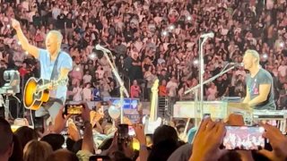 Antologi Kilde mere og mere Bruce Springsteen Makes Guest Appearance at Coldplay Concert – NBC New York