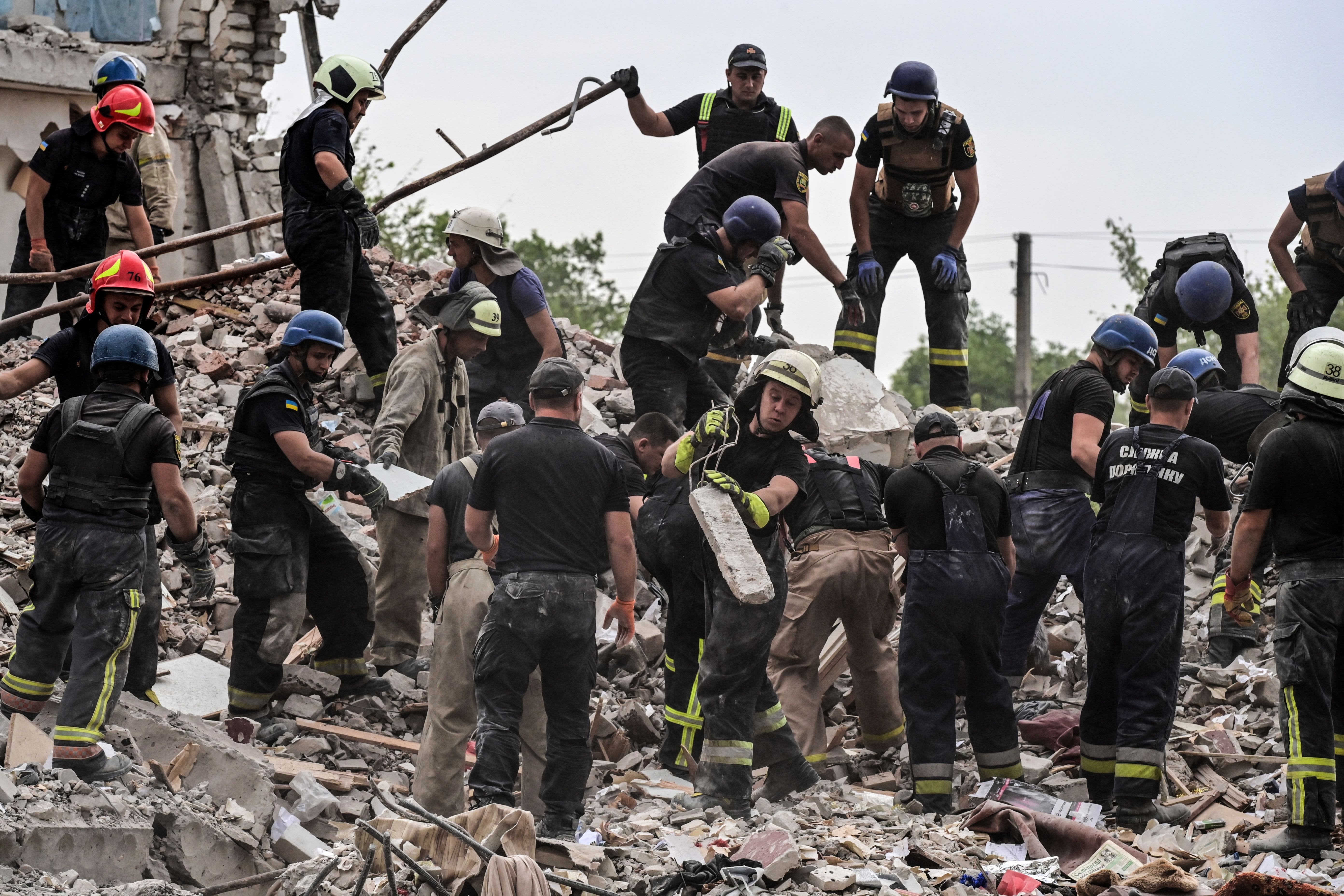 18 Dead, Dozens Trapped After Attack on Donetsk Apartments; Kyiv Says Russia Isn't Taking an 'Operational Pause' – NBC New York - Vimarsana News