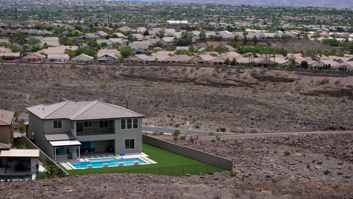 Drought Drives Las Vegas to Limit Size of Home Swimming Pools – NBC New York - Vimarsana News