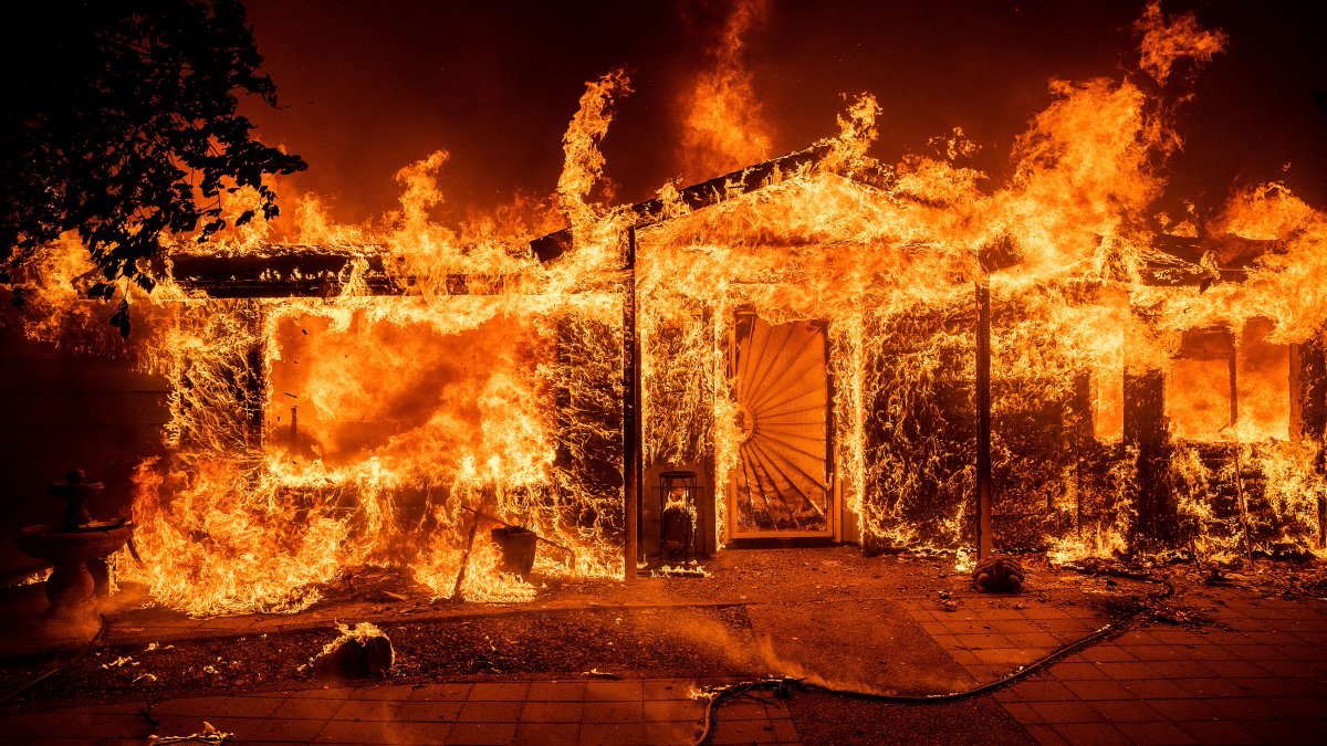 Evacuations Ordered as a Fast-Moving Wildfire Explodes Near Yosemite National Park – NBC New York - Vimarsana News