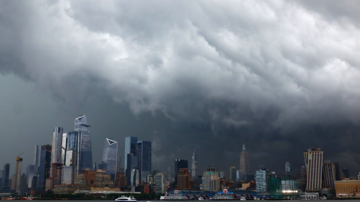 Storms Bring Heavy Bouts of Rain to NYC — And More Importantly, End to ᴅᴇᴀᴅly Heat Wave