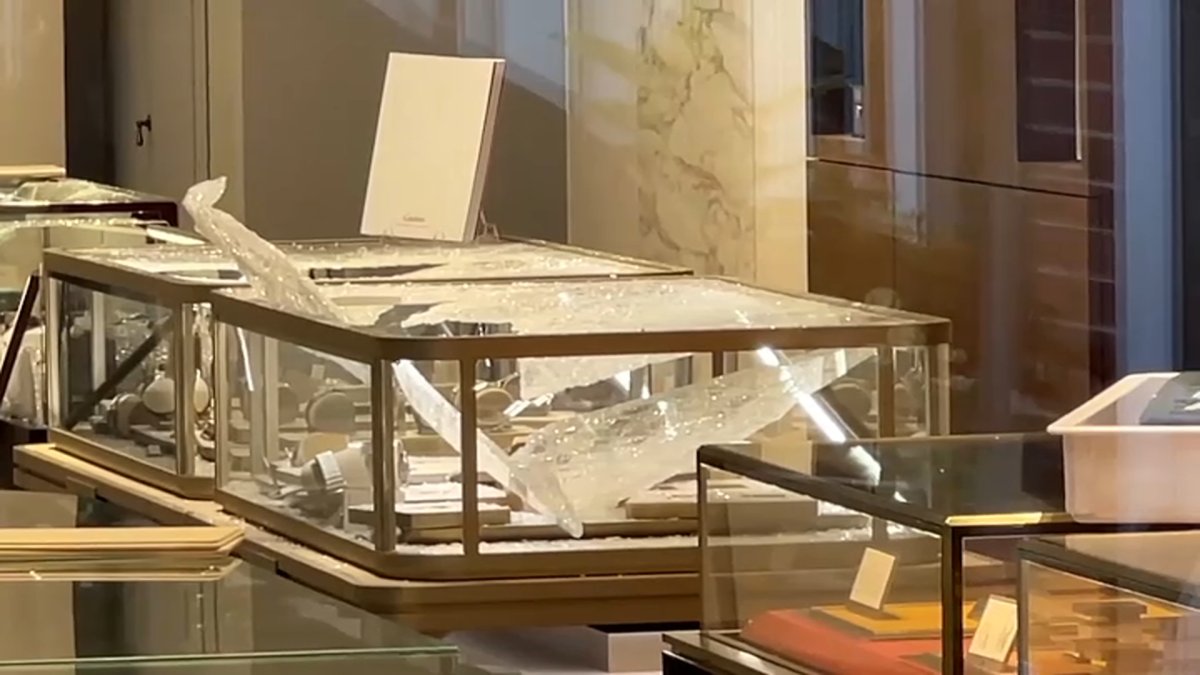 Greenvale Jewelry Store Hit by Sledgehammer Thieves Police NBC New York
