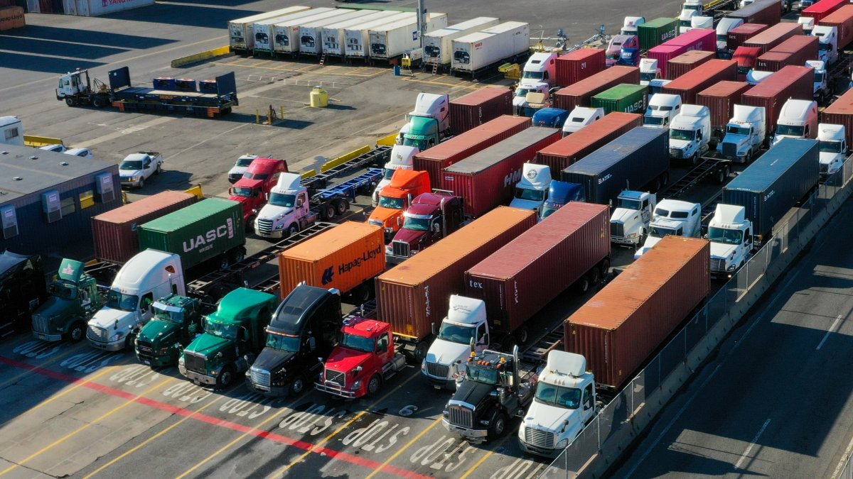 Shipping Container Fees Are Falling Around the World, But Not in the U.S. - Vimarsana News