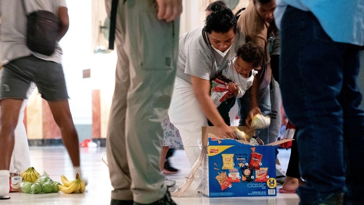 DC Mayor's Request for National Guard to Help With Migrants Bused from Texas Denied - Vimarsana News