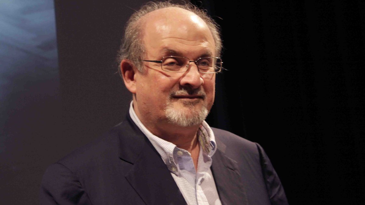 Рушди нападение. Salman Rushdie. Салман Рушди Нью Йорке. Салман Рушди британский писатель. Элизабет Вест Салман Рушди.