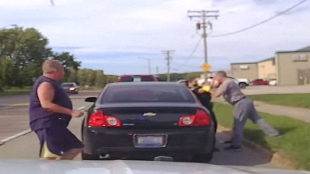 Watch: Man Scuffling With Officer Tackled by Good Samaritan – NBC New York - Vimarsana News