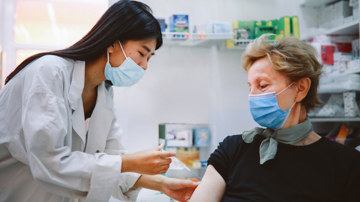 'Should I Get My Omicron Booster and Flu Shot at the Same Time?' and Other Questions About Fall Vaccines, Answered – NBC New York - Vimarsana News