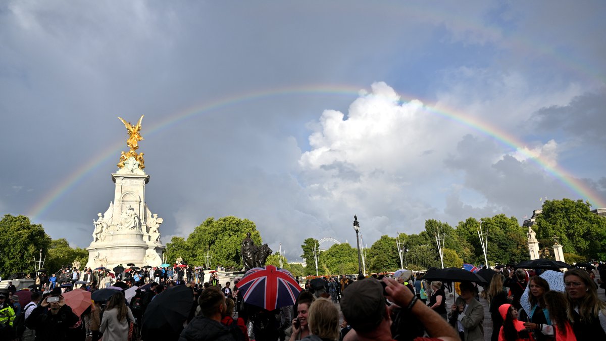 Queen Elizabeth Ii Dies Double Rainbow Appears Over Buckingham Palace