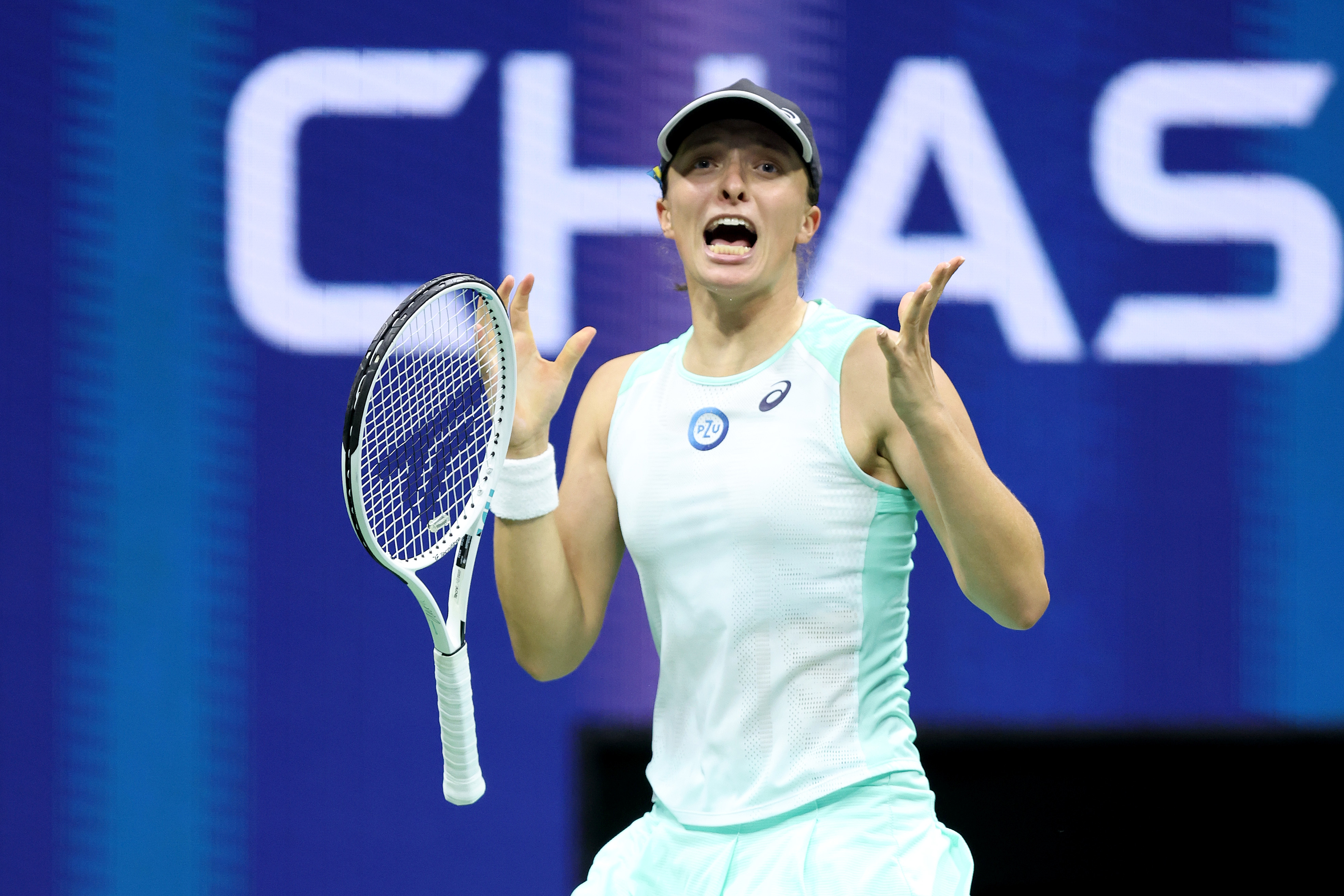 Iga Swiatek Rallies Past Aryna Sabalenka to Reach US Open Final
